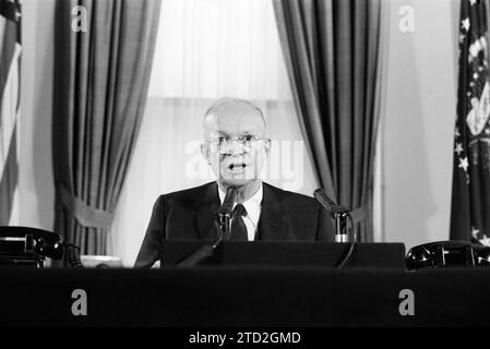 US-Präsident Dwight D. Eisenhower hielt eine Rede über die militärische Intervention der USA im Libanon im Weißen Haus, Washington, D.C., USA, Marion S. Trikosko, U.S. News & World Report Magazine Photograph Collection, 4. Juli 1958 Stockfoto