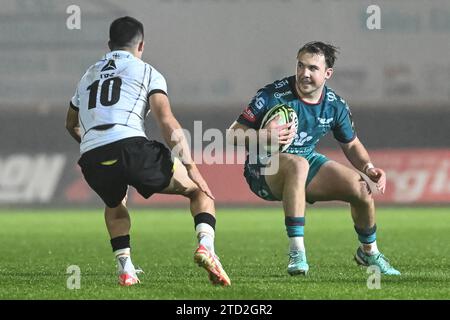 Ioan Lloyd von Scarlets in Aktion während des European Rugby Challenge Cup Matches Llanelli Scarlets vs Black Lion im Parc y Scarlets, Llanelli, Vereinigtes Königreich, 15. Dezember 2023 (Foto: Craig Thomas/News Images) in , am 15.12.2023. (Foto: Craig Thomas/News Images/SIPA USA) Stockfoto