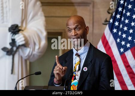 Larry Doby, Jr., spricht über seinen Vater Larry Doby während einer Zeremonie der Goldmedaille des Kongresses zu Ehren von Larry Doby in der Statuary Hall des Kapitols der Vereinigten Staaten in Washington, DC, Mittwoch, den 13. Dezember 2023. Im Juli 1947 war Larry Doby der zweite schwarze Spieler, der die Farbbarriere des Baseballs durchbrach, und der erste schwarze Spieler in der American League, als er bei den Cleveland Indians unterschrieb. Credit: Rod Lamkey / CNP (EINSCHRÄNKUNG: KEINE tägliche Post. KEINE New York oder New Jersey Zeitungen oder Zeitungen im Umkreis von 75 Meilen um New York City.) Stockfoto