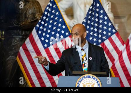 Larry Doby, Jr., spricht über seinen Vater Larry Doby während einer Zeremonie der Goldmedaille des Kongresses zu Ehren von Larry Doby in der Statuary Hall des Kapitols der Vereinigten Staaten in Washington, DC, Mittwoch, den 13. Dezember 2023. Im Juli 1947 war Larry Doby der zweite schwarze Spieler, der die Farbbarriere des Baseballs durchbrach, und der erste schwarze Spieler in der American League, als er bei den Cleveland Indians unterschrieb. Credit: Rod Lamkey / CNP (EINSCHRÄNKUNG: KEINE tägliche Post. KEINE New York oder New Jersey Zeitungen oder Zeitungen im Umkreis von 75 Meilen um New York City.) Stockfoto