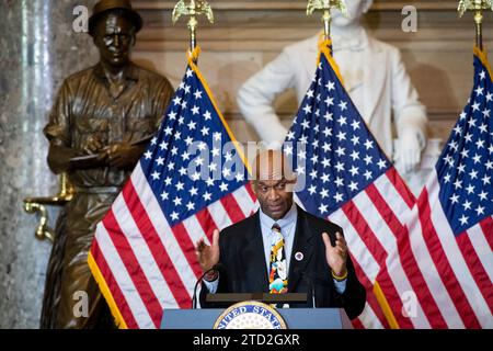 Larry Doby, Jr., spricht über seinen Vater Larry Doby während einer Zeremonie der Goldmedaille des Kongresses zu Ehren von Larry Doby in der Statuary Hall des Kapitols der Vereinigten Staaten in Washington, DC, Mittwoch, den 13. Dezember 2023. Im Juli 1947 war Larry Doby der zweite schwarze Spieler, der die Farbbarriere des Baseballs durchbrach, und der erste schwarze Spieler in der American League, als er bei den Cleveland Indians unterschrieb. Credit: Rod Lamkey / CNP (EINSCHRÄNKUNG: KEINE tägliche Post. KEINE New York oder New Jersey Zeitungen oder Zeitungen im Umkreis von 75 Meilen um New York City.) Stockfoto