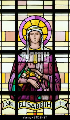 Heilige Elisabeth von Ungarn (von Thüringen). Ein Buntglasfenster in der Eglise Saint-Laurent (St.-Lorenz-Kirche), Strassen, Luxemburg. Stockfoto