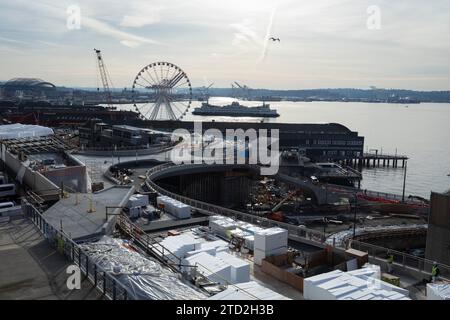 Seattle, Washington, USA. Dezember 2023. Blick auf den Overlook Walk im Bau über den Alaskan Way. Das Sanierungsprojekt Seattle Waterfront mit einer Parkpromenade, Fahrradwegen und neuen öffentlichen Plätzen soll 2025 abgeschlossen werden. Quelle: Paul Christian Gordon/Alamy Live News Stockfoto