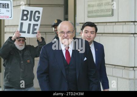 Washington, DC, USA. Dezember 2023. Der ehemalige Bürgermeister von New York City Rudolph W. Giuliani verlässt das Bundesgericht, nachdem eine Jury in einer Verleumdungsklage zweier ehemaliger Atlantas ein Urteil von 148 Millionen Dollar gegen ihn ergangen ist. Quelle: Philip Yabut/Alamy Live News Stockfoto