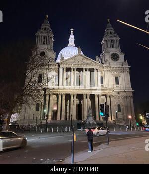 Die Kathedrale ist eine der berühmtesten und bekanntesten Sehenswürdigkeiten Londons. Seine Kuppel, umgeben von den Türmen der Kirchen der Stadt Wren, dominiert die Skyline seit über 300 Jahren. Mit einer Höhe von 365 ft (111 m) war es von 1710 bis 1963 das höchste Gebäude Londons. Die Kuppel ist immer noch eine der höchsten der Welt. St Paul's ist nach der Liverpool Cathedral das zweitgrößte Kirchengebäude in Großbritannien. Stockfoto