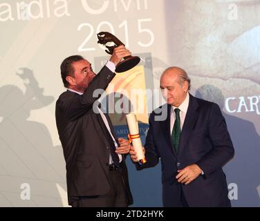 Madrid, 12.02.2015. Verleihung des Journalistikpreises der Civil Guard. In diesem Bild erhält Carlos Herrera seine Auszeichnung vom Innenminister Jorge Fernández Díaz. Foto: Ernesto Agudo ARCHDC. Quelle: Album/Archivo ABC/Ernesto Agudo Stockfoto