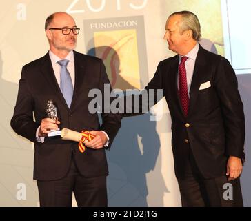 Madrid, 12.02.2015. Verleihung des Journalistikpreises der Civil Guard. Im Bild erhält Jose Manuel Puebla seine Auszeichnung vom Direktor der Zivilgarde, Arsenio Fernandez de Mesa. Foto: Ernesto Agudo ARCHDC. Quelle: Album/Archivo ABC/Ernesto Agudo Stockfoto