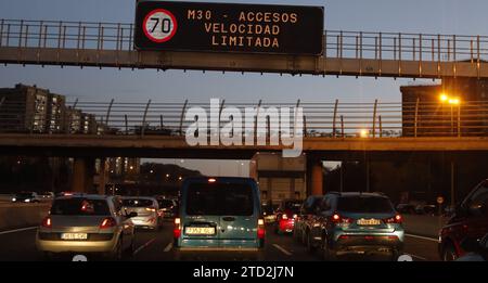 Madrid, 12.01.2015. Aktivierung des Verkehrsbeschränkungen-Protokolls aufgrund hoher Verschmutzung. Mit Geschwindigkeitsbegrenzungen von 70 km/h auf der M 30 und den Zufahrten nach Madrid. Foto: Jaime García ARCHDC. Quelle: Album / Archivo ABC / Jaime García Stockfoto