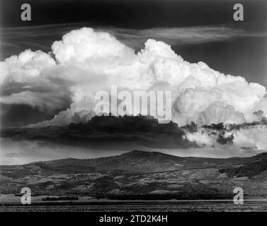 BW02206-00....WYOMING - Sturmwolken über dem Jackson Hole Valley mit Blick in den Bridger-Teton National Forest. Stockfoto