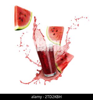 Frischer Wassermelonensaft spritzt aus Glas auf weißem Hintergrund Stockfoto