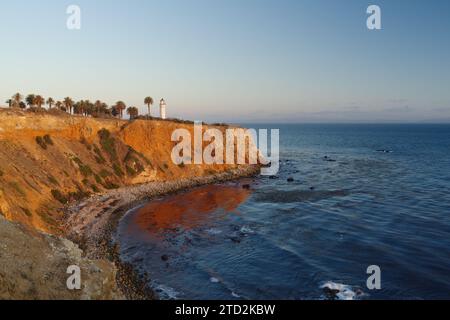 Panoramabild des alten Leuchtturms Point Vicente in Rancho Palos Verdes in der Abenddämmerung. Stockfoto