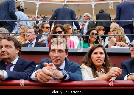 Madrid, 06.04.2023. Las Ventas Stierkampfarena. Letzte Auflage der San Isidro Fair. Victorino-Stiere für die Matadoren Paco Ureña und Emilio de Justo. Auf dem Bild, der Bürgermeister von Madrid, Martínez Almedia, und Teresa Urquijo, die Freundin des Bürgermeisters. Foto: Guillermo Navarro. ARCHDC. Quelle: Album / Archivo ABC / Guillermo Navarro Stockfoto