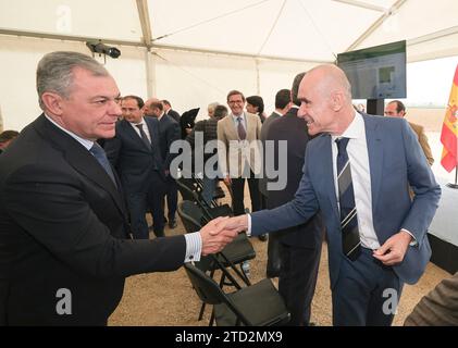 Sevilla, 20.02.2023. Der Präsident der Junta de Andalucía, Juanma Moreno, setzt zusammen mit dem Bürgermeister von Sevilla, Antonio Muñoz, dem Delegierten der spanischen Regierung in Andalusien, Pedro Fernández, den ersten Stein des technischen Zweigs des nördlichen Abschnitts der Linie 3 der U-Bahn von Sevilla. der Kandidat der PP für den Bürgermeister José Luis Sanz. Foto: JM Serrano. ARCHSEV. Quelle: Album / Archivo ABC / Juan Manuel Serrano Becerra Stockfoto