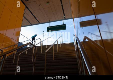 Ein Läufer klettert am Freitag, den 15. Dezember 2023, die Treppe des neuen Seattle Ferry Terminals in Elliott Bay. Stockfoto