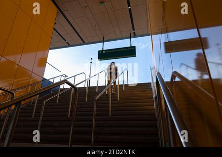 Ein Passagier kommt am Freitag, den 15. Dezember 2023, am neuen Seattle Ferry Terminal in Elliott Bay an. Stockfoto