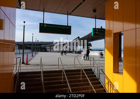 Passagiere kommen am Freitag, den 15. Dezember 2023, am neuen Seattle Ferry Terminal in Elliott Bay an. Stockfoto