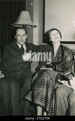 12/08/1954. Ingrid Bergman und Roberto Rossellini in Barcelona. Um im Gran Liceo aufzutreten, spielt die berühmte Schauspielerin Ingrid Bergman die zentrale Figur der „Jeanne of Arc at the Stake“ in Barcelona. Sie wird von ihrem Ehemann Roberto Rossellini begleitet, der die Inszenierung des Stücks leiten wird. Quelle: Album/Archivo ABC Stockfoto