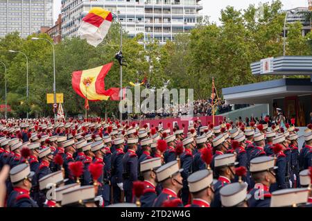 Madrid, 10.12.2019. König Felipe VI., Königin Letizia und Prinzessin Leonor führen die Parade der Streitkräfte am Tag des Nationalfeiertags Spaniens. Unfall des Fallschirmspringers mit der Flagge Spaniens. Foto: Ignacio Gil. ARCHDC. Quelle: Album / Archivo ABC / Ignacio Gil Stockfoto