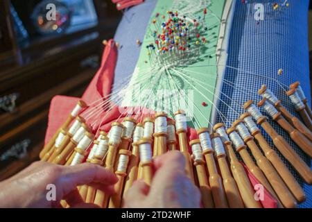 Handgefertigtes Erbe: Bobbin Lace Creations eines Oktogenariers Stockfoto