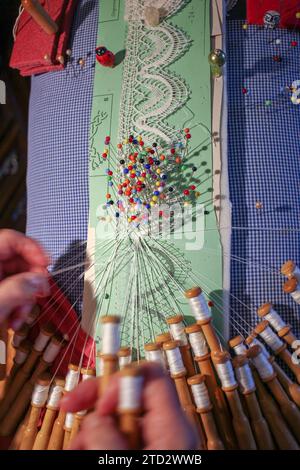 Handgefertigtes Erbe: Bobbin Lace Creations eines Oktogenariers Stockfoto