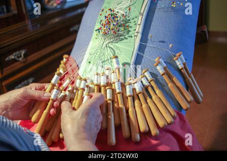 Fingertanz: Ein Oktogenarin's Bobbin Lace Passion Stockfoto