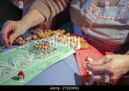 Fingertanz: Ein Oktogenarin's Bobbin Lace Passion Stockfoto