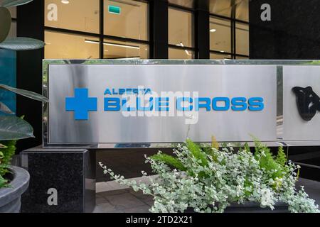 Ein Schild vor dem Alberta Blue Cross Bürogebäude in Calgary, Alberta, Kanada Stockfoto