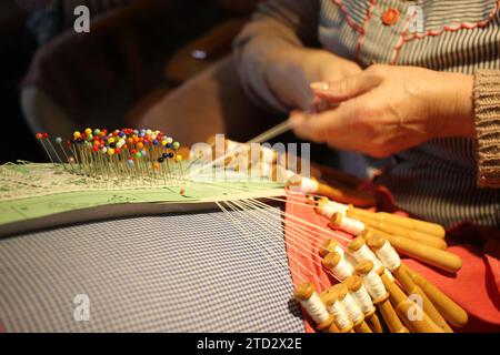 Handwerkskunst: Oktogenarian's Bobbin Lace Mastery Stockfoto