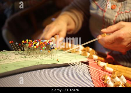 Fingertanz: Ein Oktogenarin's Bobbin Lace Passion Stockfoto