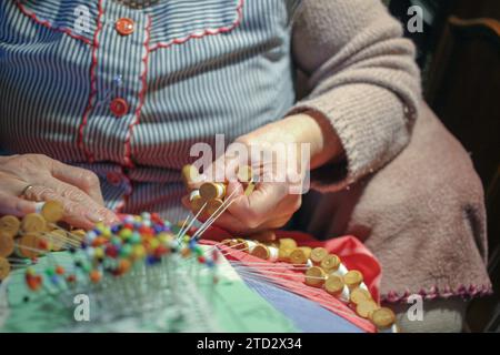 Handwerkskunst: Oktogenarian's Bobbin Lace Mastery Stockfoto