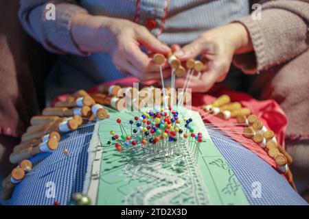 Handgefertigtes Erbe: Bobbin Lace Creations eines Oktogenariers Stockfoto