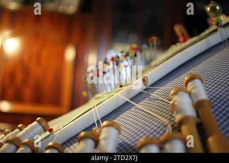 Handgefertigtes Erbe: Bobbin Lace Creations eines Oktogenariers Stockfoto