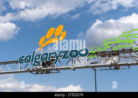 Nahaufnahme des Calgary Zoo-Schilds am Eingang. Calgary, Alberta, Kanada Stockfoto
