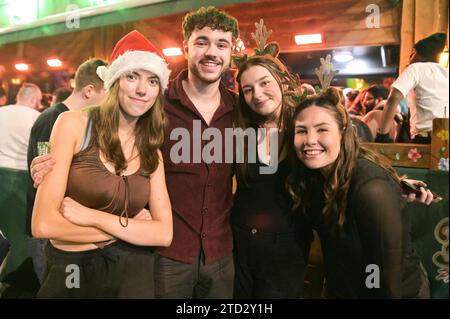 Broad Street, Birmingham 16. Dezember 2023 - die Nachtschwärmer haben am Freitag, den 15. Dezember Abend in Birmingham den berüchtigten Nachtclub-Strip besucht, als sie den vorletzten Freitag vor Weihnachten genossen. Mehrere Partygäste trugen Weihnachtsoutfits und eine Arbeitsfeier voller Santas, die für ein Gruppenfoto posierten, bevor sie sich auf den Weg zu einem anderen Pub machten. Freunde trugen einander entlang des Nachtlebens der Broad Street, als der Abend in den Morgen verwandelte. Andere wurden in Smart Wear gesehen, nachdem sie festliche Galas im Stadtzentrum besucht hatten. Viele Leute zeigten ihre Weihnachtspullover, während sie milde Temperaturen genossen. Die Stockfoto