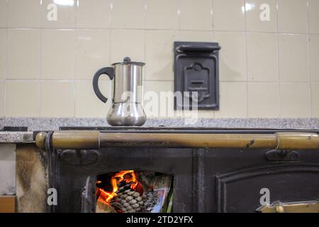 Elixier mit Holzofen: Kaffee auf einem gemütlichen Herd zubereiten Stockfoto