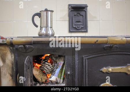 Elixier mit Holzofen: Kaffee auf einem gemütlichen Herd zubereiten Stockfoto