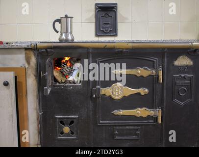 Old-Fashioned Brew: Kaffee, der auf einem Holzofen versickert Stockfoto