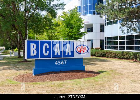 Das BCAA-Bodenschild (British Columbia Automobile Association) befindet sich vor dem Bürogebäude des BCAA-Hauptsitzes in Burnaby, British Columbia, Kanada Stockfoto