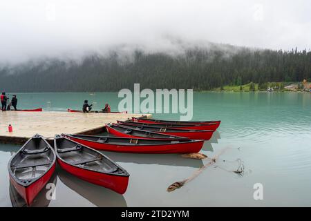 Leute mieten Kanus in einem Kanuverleih Bootshaus am Morgen. Calgary, ab, Kanada Stockfoto