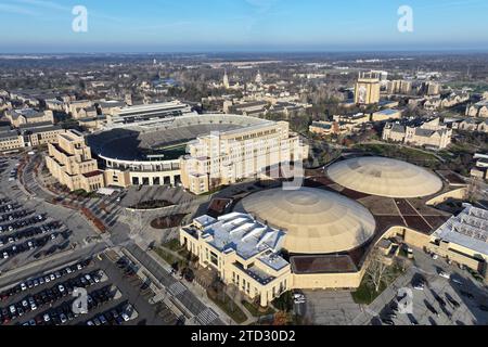 Eine allgemeine Gesamtansicht des Notre Dame Stadions, des Edmund P. Joyce Center und des Purcell Pavillons, Donnerstag, 7. Dezember 2023, in South Bend, Ind Stockfoto