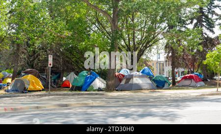 Heimatloses Zeltlager unter den Bäumen in der Innenstadt. Regina, Saskatchewan, Kanada Stockfoto