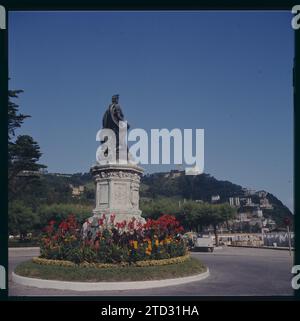 San Sebastián, 1952 (CA.) Denkmal der Königin María Cristina in den Gärten von Ondarreta. Im Hintergrund der Berg Igueldo. Quelle: Album/Archivo ABC Stockfoto