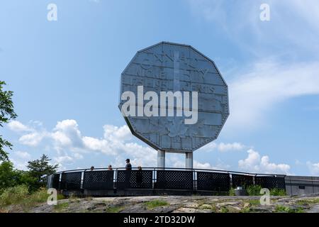 Großer Nickel mit blauem Himmel im Hintergrund in Greater Sudbury, ON, Kanada Stockfoto