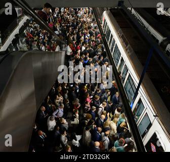 Madrid, 09.10.2018. Sättigung der Cercanías- und U-Bahn-Linien zur Hauptverkehrszeit. Im Bild der Bahnhof Nuevos Ministerios auf dem Bahnsteig der Linie 8. Foto: Maya Balanya ARCHDC. Quelle: Album / Archivo ABC / Maya Balanya Stockfoto