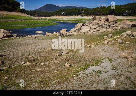 07/27/2016. Cebreros (Ávila), 27.07.2019. Calas de Guisando Urbanisierung. Der Schwanz des San Juan-Sumpfes ist aufgrund der Dürre praktisch trocken. Nur der Alberche River fließt durch seinen natürlichen Kanal. Boote und Liegeplätze werden auf dem Trockenbett verlassen. Foto: Guillermo Navarro. ARCHDC. Quelle: Album / Archivo ABC / Guillermo Navarro Stockfoto