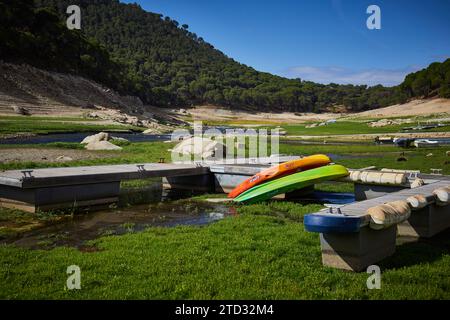 07/27/2016. Cebreros (Ávila), 27.07.2019. Calas de Guisando Urbanisierung. Der Schwanz des San Juan-Sumpfes ist aufgrund der Dürre praktisch trocken. Nur der Alberche River fließt durch seinen natürlichen Kanal. Boote und Liegeplätze werden auf dem Trockenbett verlassen. Foto: Guillermo Navarro. ARCHDC. Quelle: Album / Archivo ABC / Guillermo Navarro Stockfoto