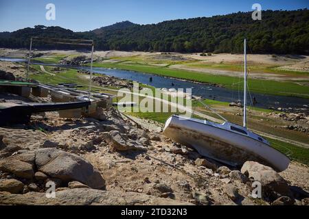 07/27/2016. Cebreros (Ávila), 27.07.2019. Calas de Guisando Urbanisierung. Der Schwanz des San Juan-Sumpfes ist aufgrund der Dürre praktisch trocken. Nur der Alberche River fließt durch seinen natürlichen Kanal. Boote und Liegeplätze werden auf dem Trockenbett verlassen. Foto: Guillermo Navarro. ARCHDC. Quelle: Album / Archivo ABC / Guillermo Navarro Stockfoto