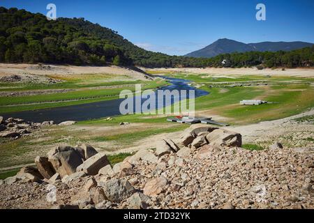 07/27/2016. Cebreros (Ávila), 27.07.2019. Calas de Guisando Urbanisierung. Der Schwanz des San Juan-Sumpfes ist aufgrund der Dürre praktisch trocken. Nur der Alberche River fließt durch seinen natürlichen Kanal. Boote und Liegeplätze werden auf dem Trockenbett verlassen. Foto: Guillermo Navarro. ARCHDC. Quelle: Album / Archivo ABC / Guillermo Navarro Stockfoto