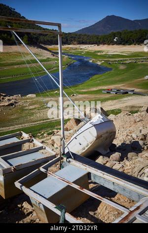 07/27/2016. Cebreros (Ávila), 27.07.2019. Calas de Guisando Urbanisierung. Der Schwanz des San Juan-Sumpfes ist aufgrund der Dürre praktisch trocken. Nur der Alberche River fließt durch seinen natürlichen Kanal. Boote und Liegeplätze werden auf dem Trockenbett verlassen. Foto: Guillermo Navarro. ARCHDC. Quelle: Album / Archivo ABC / Guillermo Navarro Stockfoto