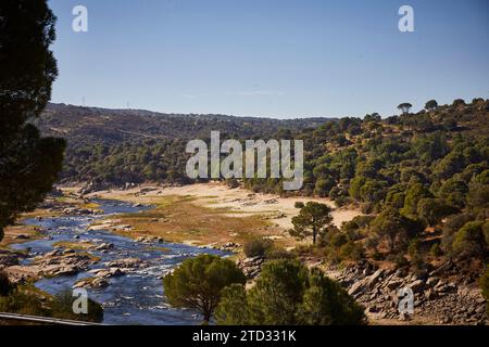 07/27/2016. Cebreros (Ávila), 27.07.2019. Calas de Guisando Urbanisierung. Der Schwanz des San Juan-Sumpfes ist aufgrund der Dürre praktisch trocken. Nur der Alberche River fließt durch seinen natürlichen Kanal. Boote und Liegeplätze werden auf dem Trockenbett verlassen. Foto: Guillermo Navarro. ARCHDC. Quelle: Album / Archivo ABC / Guillermo Navarro Stockfoto